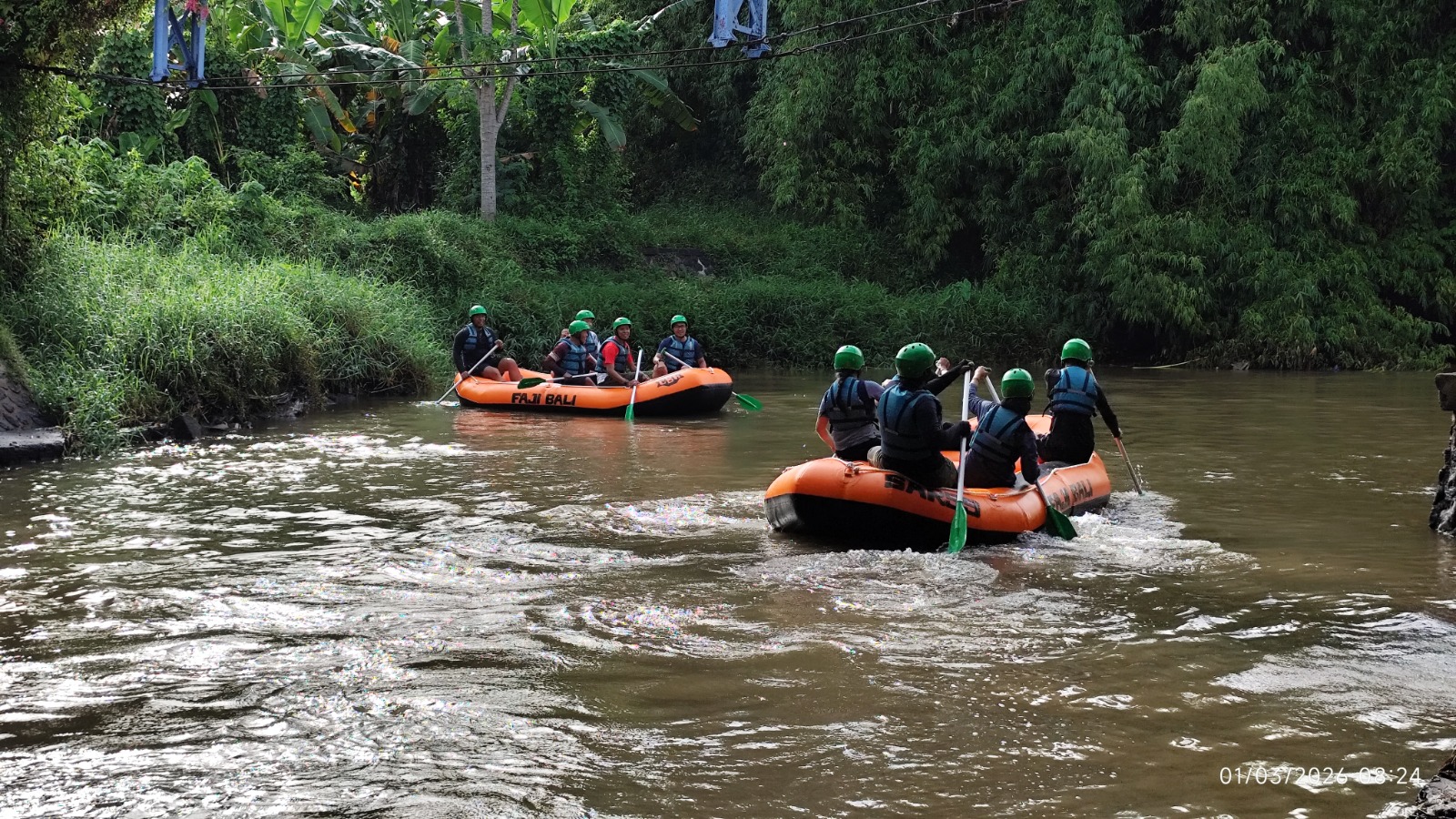 UJI COBA: Uji coba latihan arung jeram di Tukad Banyumala.