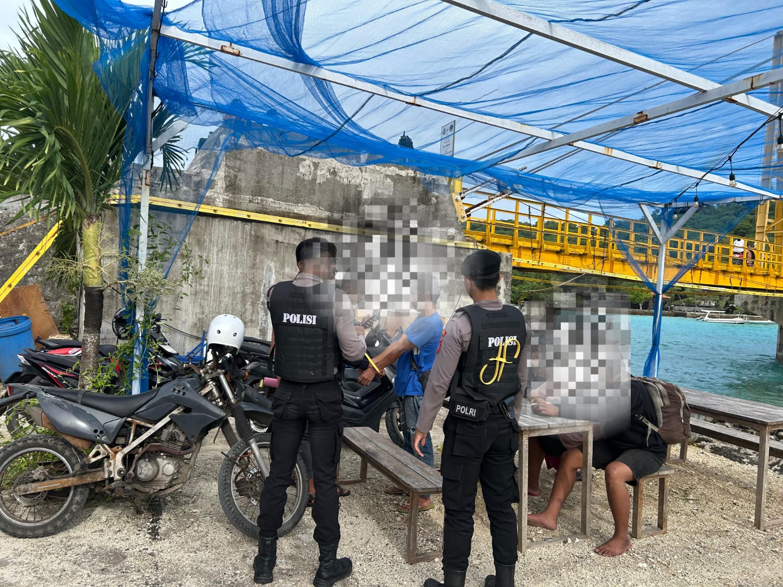 TANGKAP TERSANGKA: Aparat kepolisian menangkap seorang tersangka peredaran narkoba jenis sabu di Nusa Lembongan.