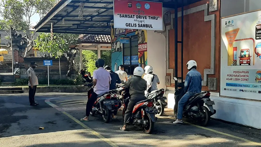 SAMSAT: Layanan samsat drive thru di Kantor Samsat Buleleng.