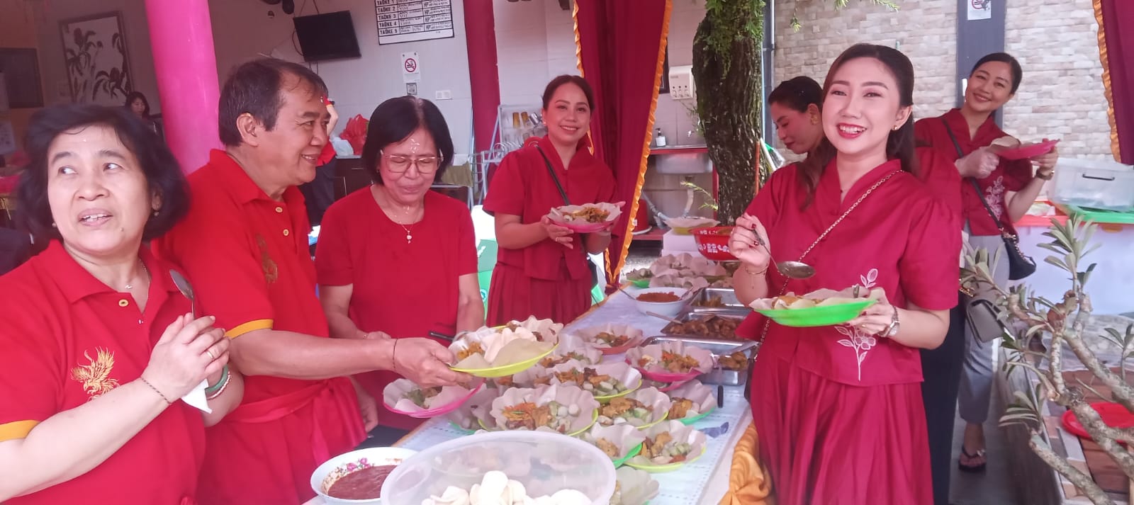 HIDANGAN KHAS: Umat menikmati hidangan lontong Cap Go Meh di Klenteng Kong Co Bio, Kabupaten Tabanan, Bali.