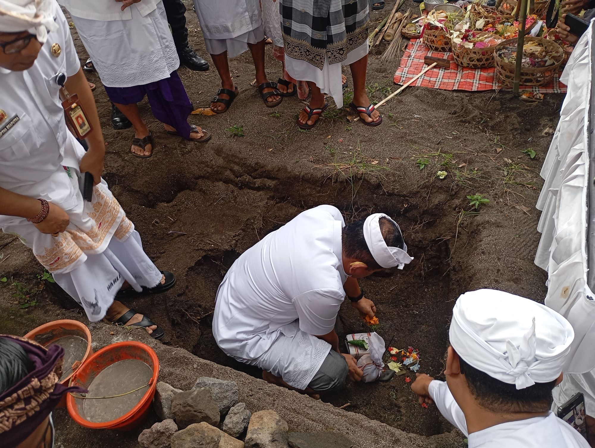 PENATAAN: Bupati Buleleng, I Nyoman Sutjidra melakukan peletakan batu pertama tanda proyek penataan kawasan wisata Lovina dimulai.