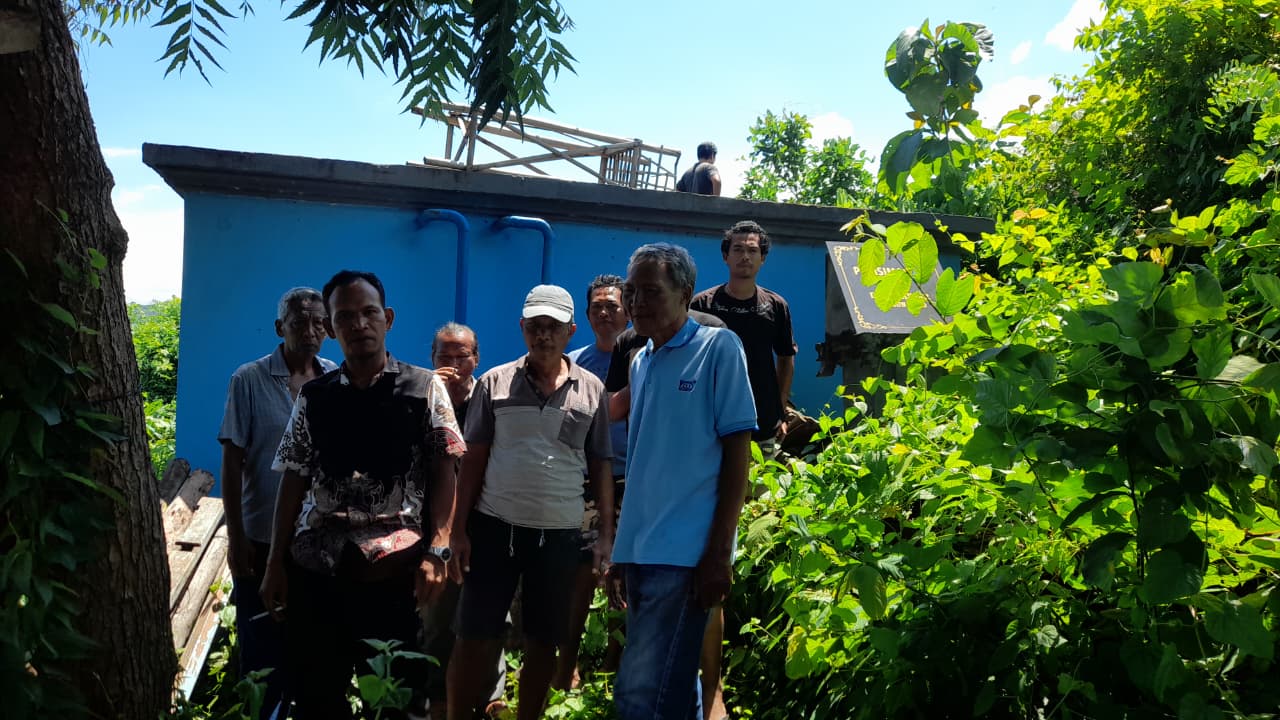 DIKELUHKAN: Warga di Desa Banjar, Buleleng, mengeluhkan proyek pamsimas yang belum memberikan hasil maksimal bagi warga.