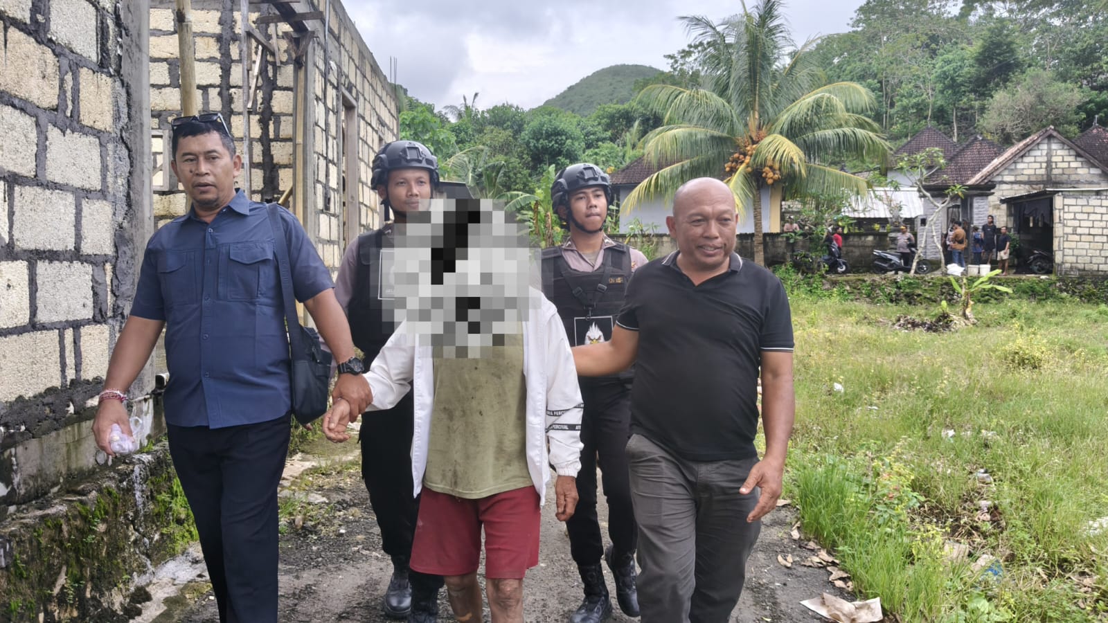 DIGELANDANG: Polisi menggelandang seorang petani yang mencuri tas milik pasien di RS Gema Santi, Nusa Penida.