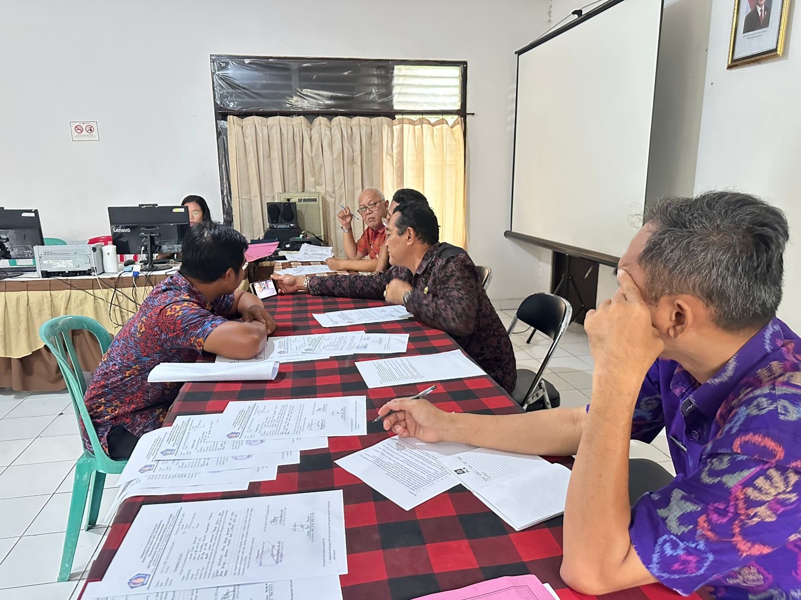 BERI PEMBINAAN: Proses pembinaan kepada empat orang pegawai UPTD Pasar Klungkung yang kepergok mengonsumsi mikol saat jam kerja.