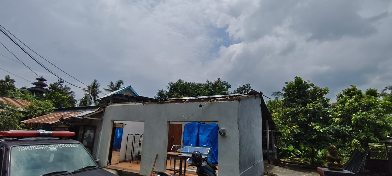 HILANG: Dampak hujan lebat dan angin kencang yang melanda Buleleng menyebabkan atap rumah warga hilang diterbangkan angin.