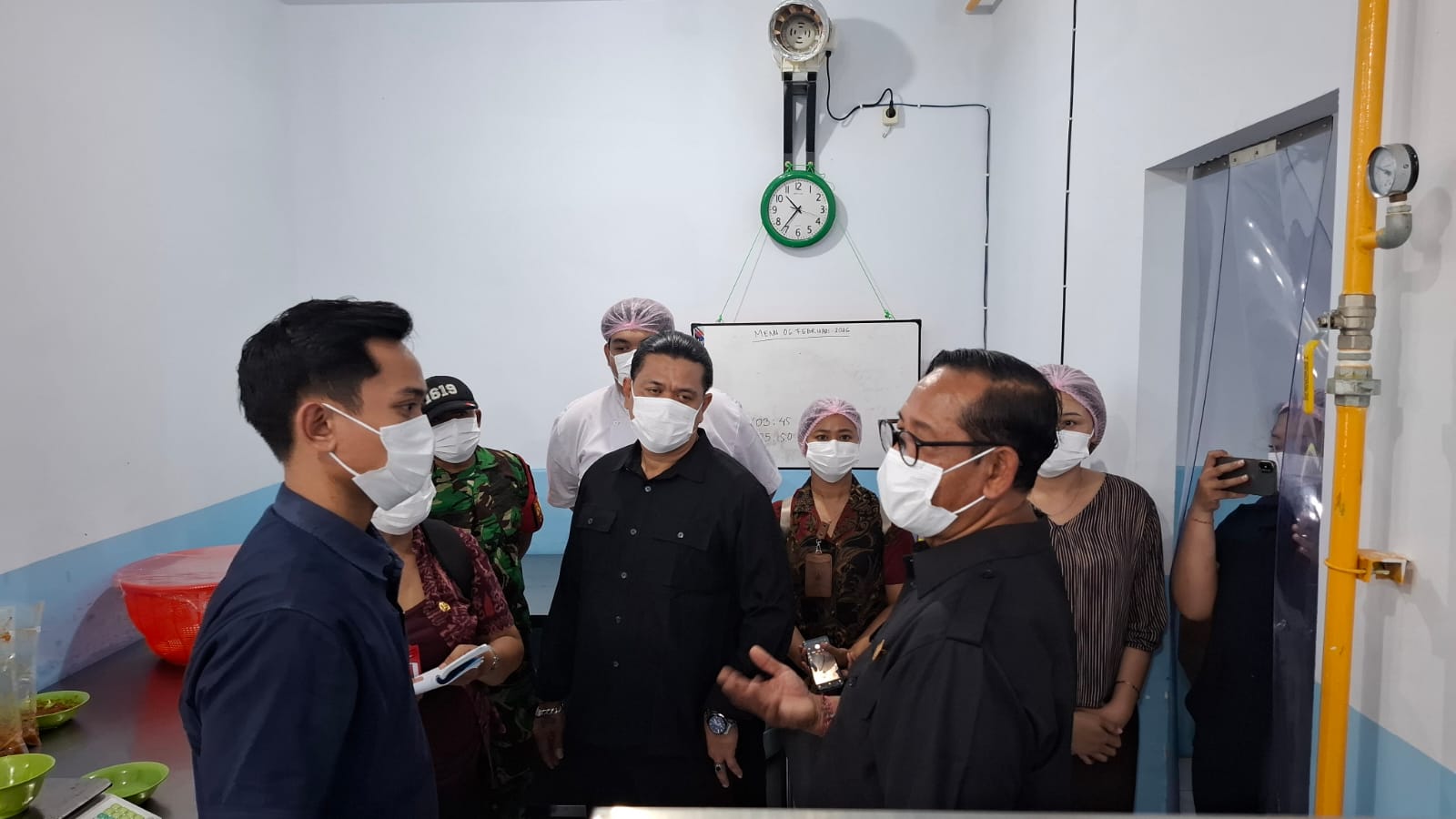 SIDAK: Anggota DPRD Tabanan saat melakukan sidak di salah satu SPPG yang ada di Kabupaten Tabanan, Bali.