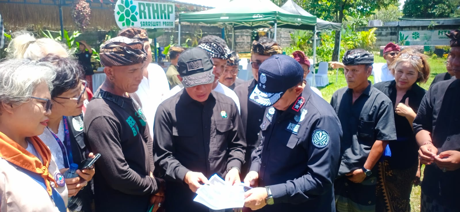 LAPOR MENTERI: Aktivis LSM menyampaikan laporan kepada Menteri Lingkungan Hidup, Hanif Faisol (pakai topi hitam) terkait kerusakan mangrove di Bali.