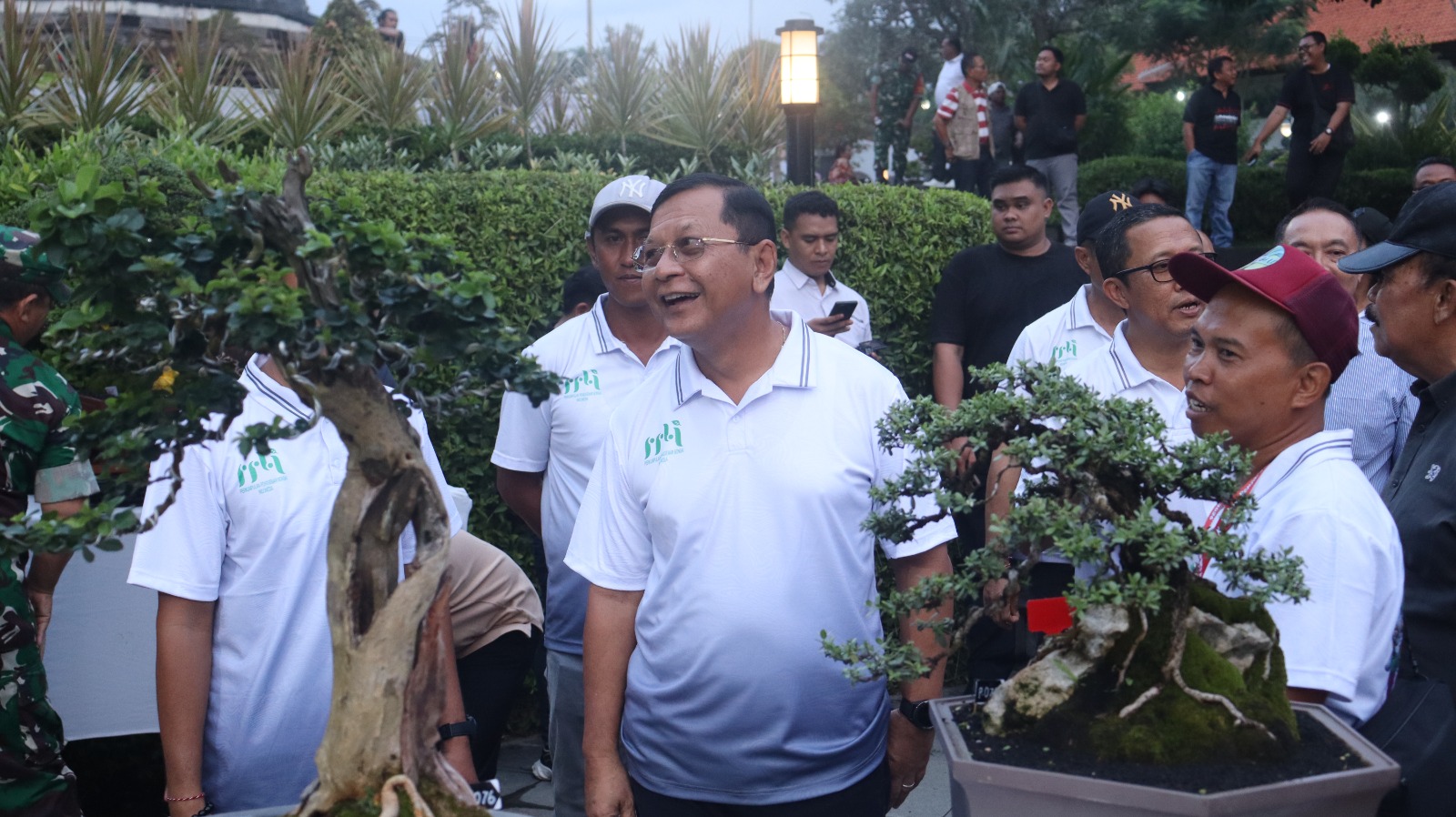 PAMERAN BONSAI: Bupati Buleleng, I Nyoman Sutjidra (tengah) saat menghadiri pameran bonsai di RTH Bung Karno. 