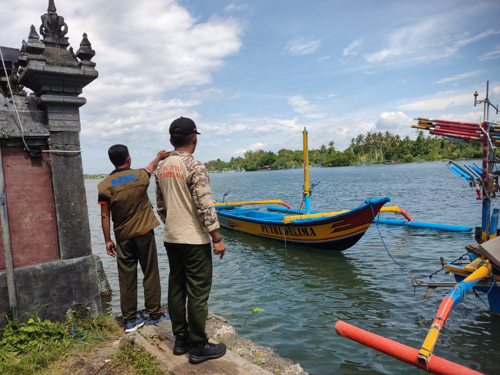 CEK PERAHU: BPBD Jembrana mendatangi lokasi untuk mengecek perahu nelayan Jembrana yang rusak akibat terhempas gelombang di selat Bali.