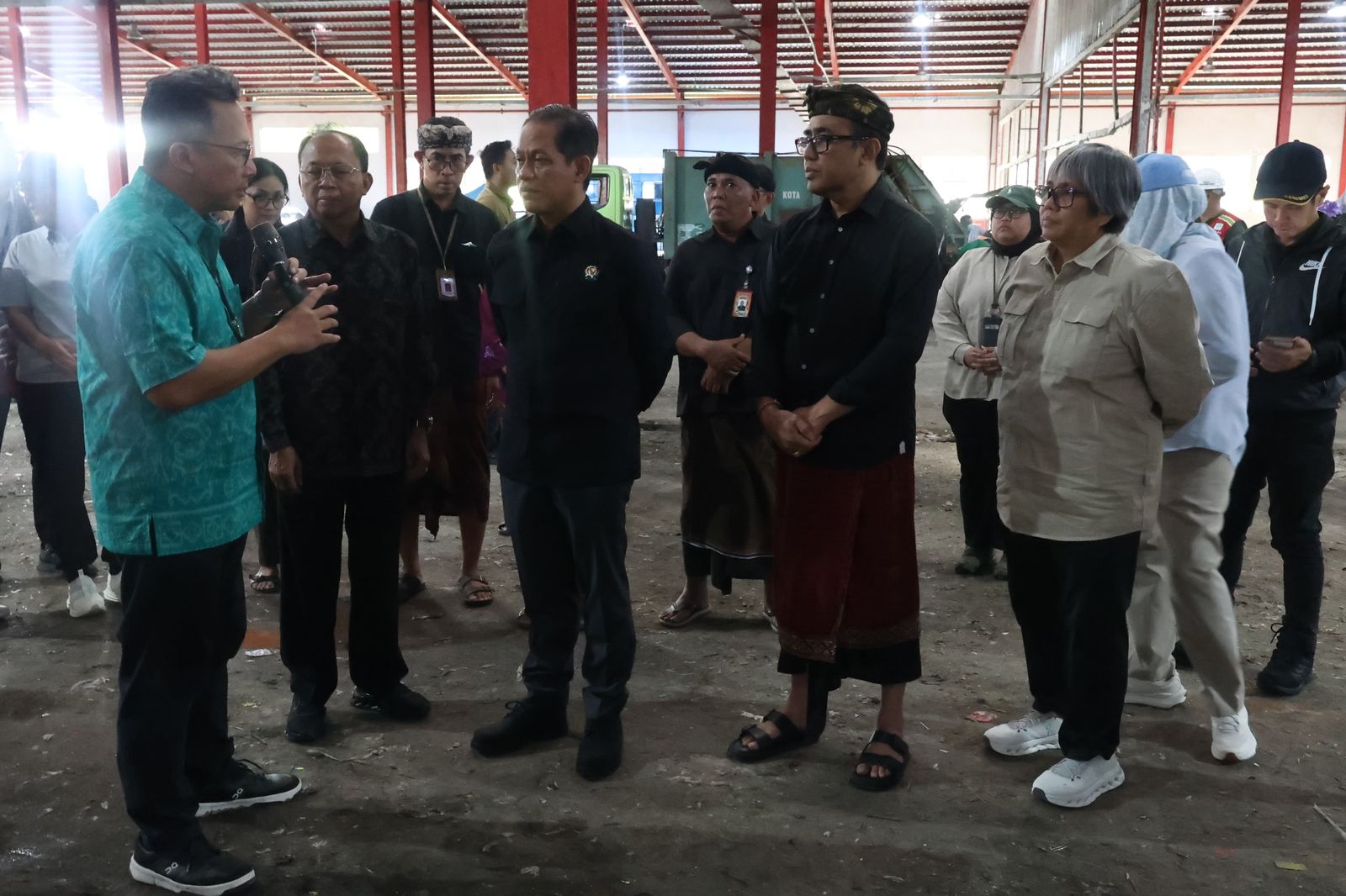 KUNJUNGI BALI: Menteri Lingkungan Hidup, Hanif Faisol (pakai pin) saat melakukan sidak ke Bali.