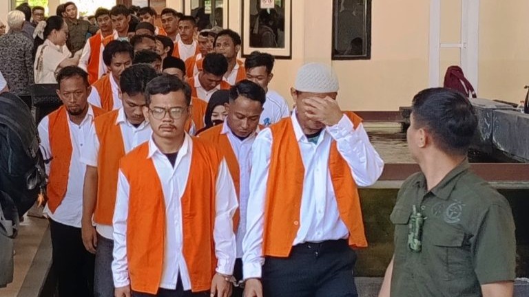 CURI DATA PRIBADI: Para terdakwa kasus pencurian data pribadi usai menjalani sidang di Pengadilan Negeri Denpasar, Kamis (5/3/2026).