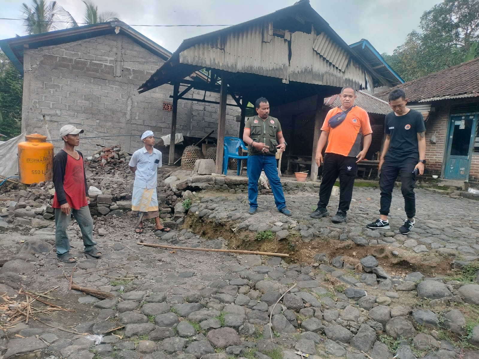 TANAH MERAYAP: Situasi di lokasi tanah merayap di Desa Lokapaksa, Kecamatan Seririt, Kabupaten Buleleng. Akibatnya, 15 KK terdampak dan dua keluarga harus mengungsi sementara.