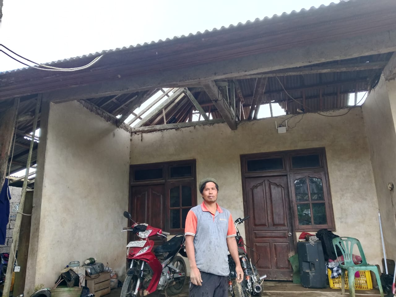 RUSAK: Rumah warga di Banjar Dinas Asah Panji, Desa Wanagiri, mengalami kerusakan akibat atapnya diterbangkan angin.