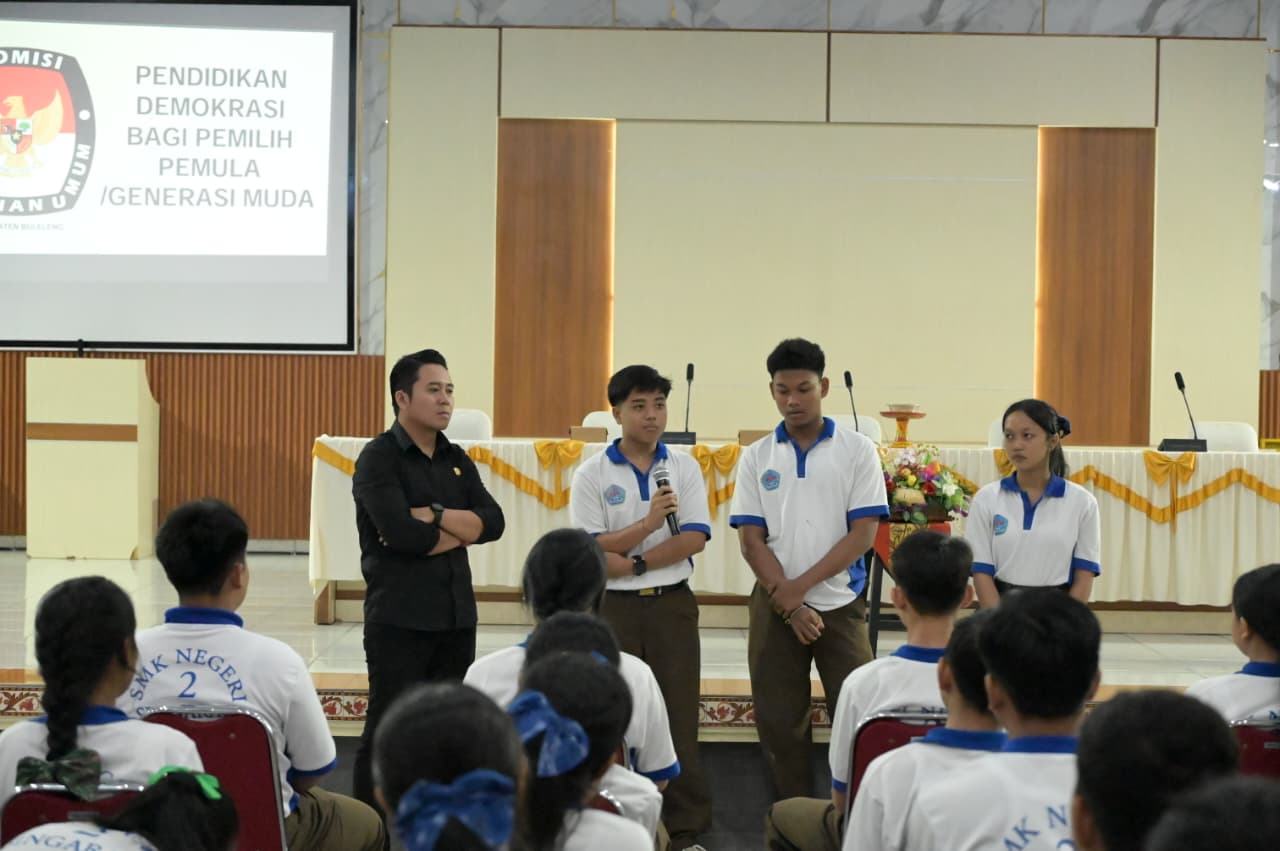 PENDIDIKAN DEMOKRASI: Pendidikan demokrasi kepada siswa di SMKN 2 Singaraja.