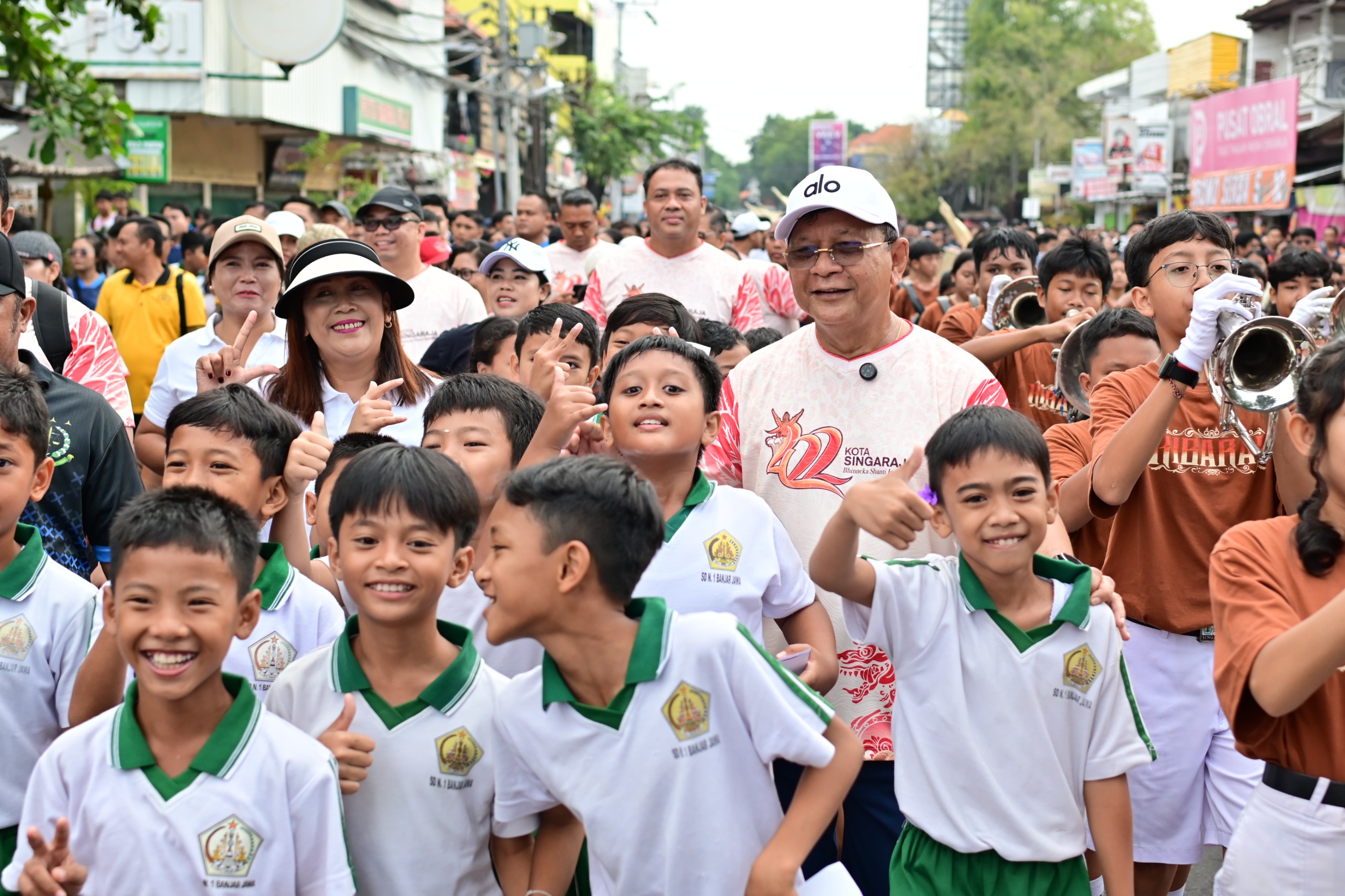 JALAN SANTAI: Kegiatan jalan santai di HUT ke-422 Kota Singaraja.