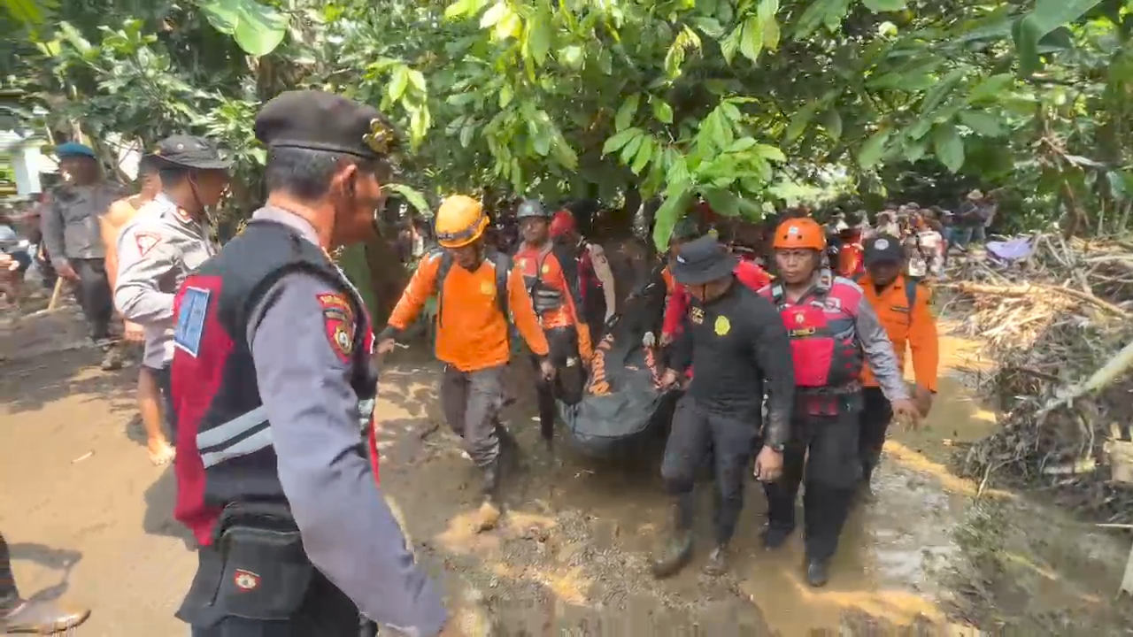 EVAKUASI: Tim SAR gabungan mengevakuasi jenazah korban banjir bandang yang ditemukan di wilayah Desa Kalianget, Kabupaten Buleleng, Bali.