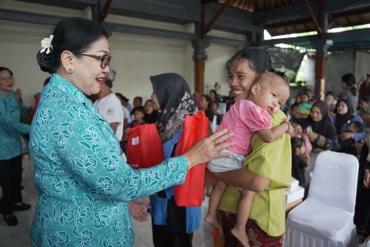 TEMUI WARGA: Ketua Tim Penggerak PKK Bali, Ny. Putri Suastini Koster saat menemui warga di Kabupaten Buleleng dalam program PKK Bergerak dan Berbagi.