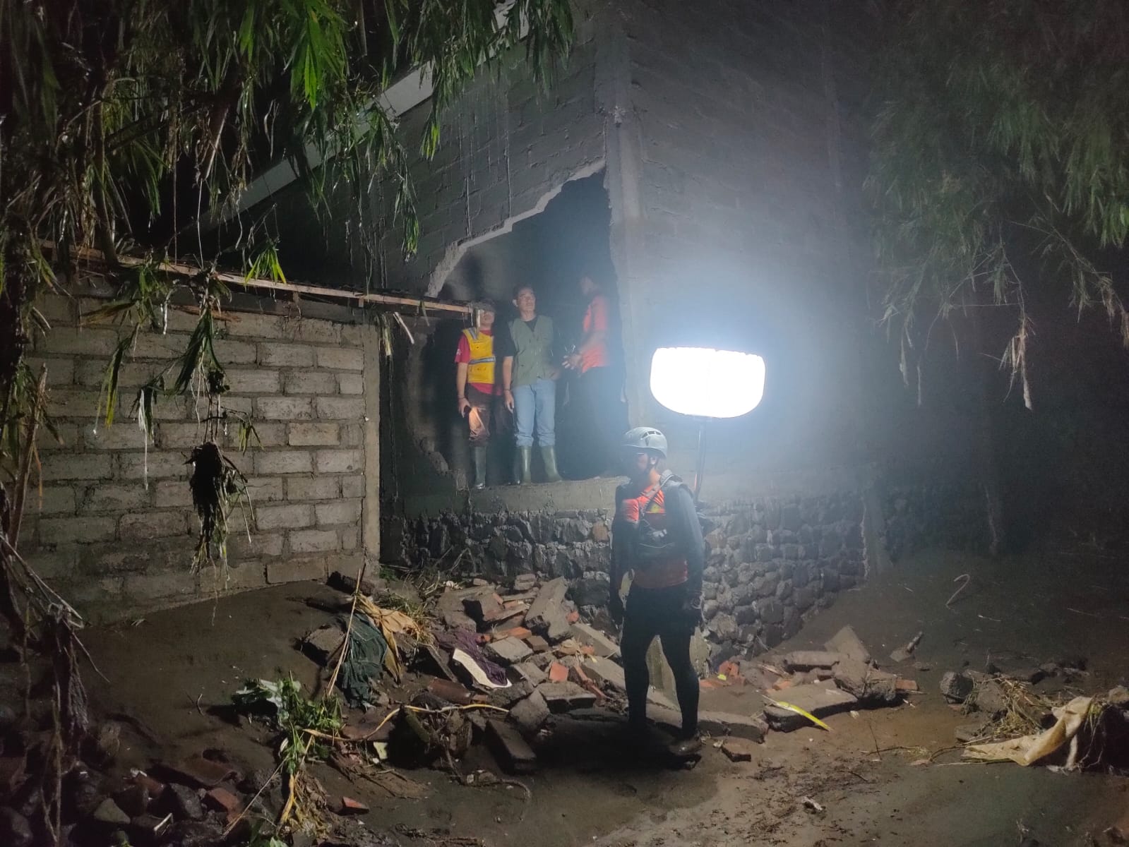 RUSAK PARAH: Rumah yang dihuni oleh ibu dan dua anak di Desa Banjar, Kabupaten Buleleng, Bali. Rumah mereka rusak parah setelah dihantam banjir bandang. Seorang ibu dan dua anaknya dilaporkan hilang.