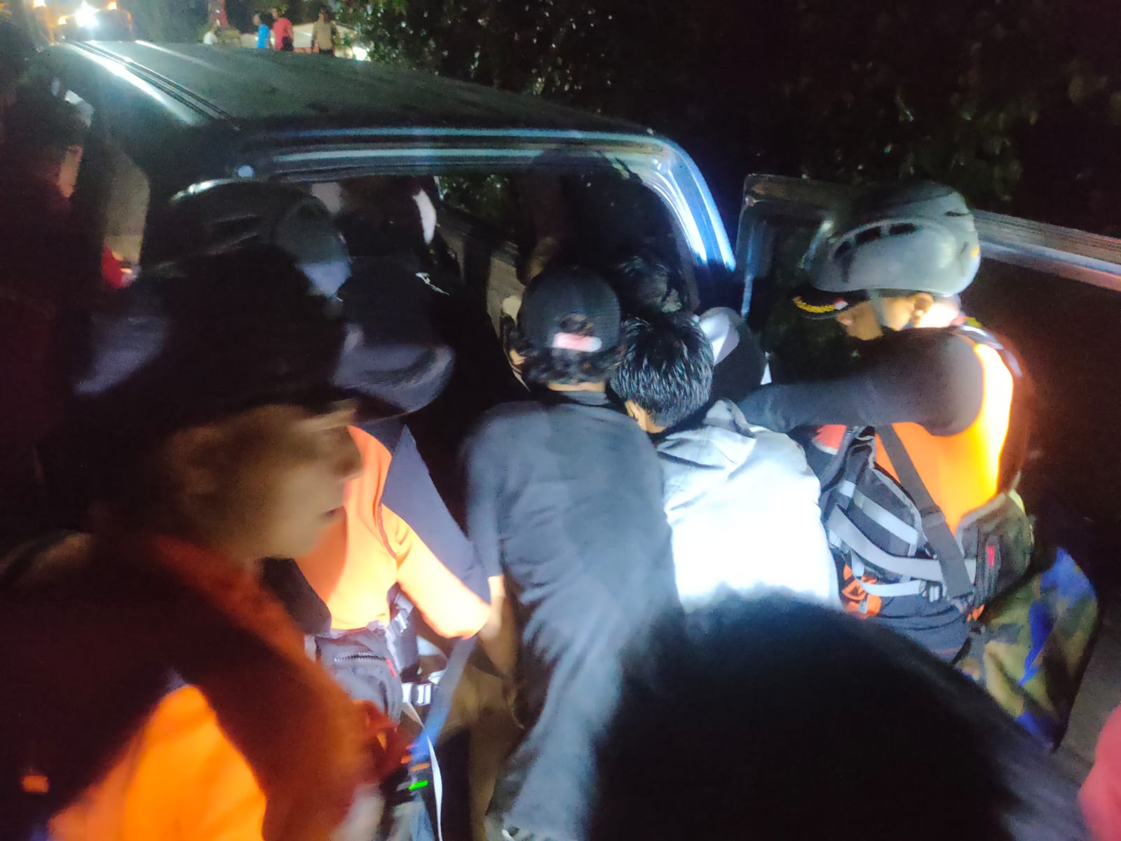 EVAKUASI: Tim SAR gabungan bersama warga mengevakuasi seorang korban banjir bandang di Desa Banjar, Kabupaten Buleleng, Bali.