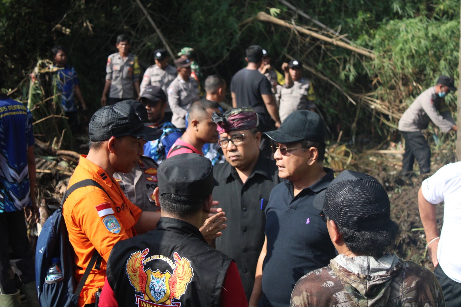 KE LOKASI BENCANA: Bupati Buleleng, I Nyoman Sutjidra (pakai kaos hitam dan topi hitam) saat mendatangi lokasi banjir bandang di Desa Banjar, Kabupaten Buleleng, Bali.