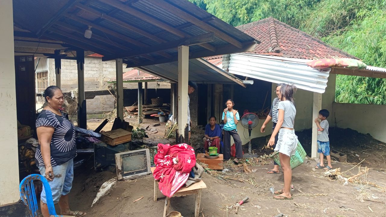 BELUM PULIH: Salah satu rumah warga di Desa Banjar yang terdampak bencana alam banjir bandang.