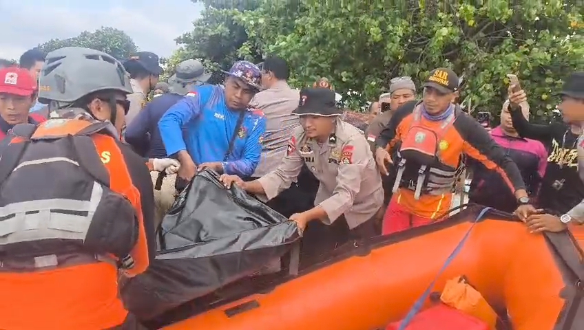 EVAKUASI: Tim SAR mengevakuasi jenazah Kadek Wahyu Gunawan, remaja yang sempat dinyatakan hilang akibat banjir bandang di Desa Banjar, Buleleng.