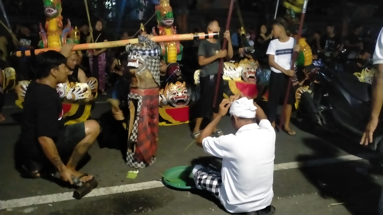 TRADISI: Tradisi Tek Tekan di Desa Adat Kediri yang berlangsung pada tahun 2025 lalu.