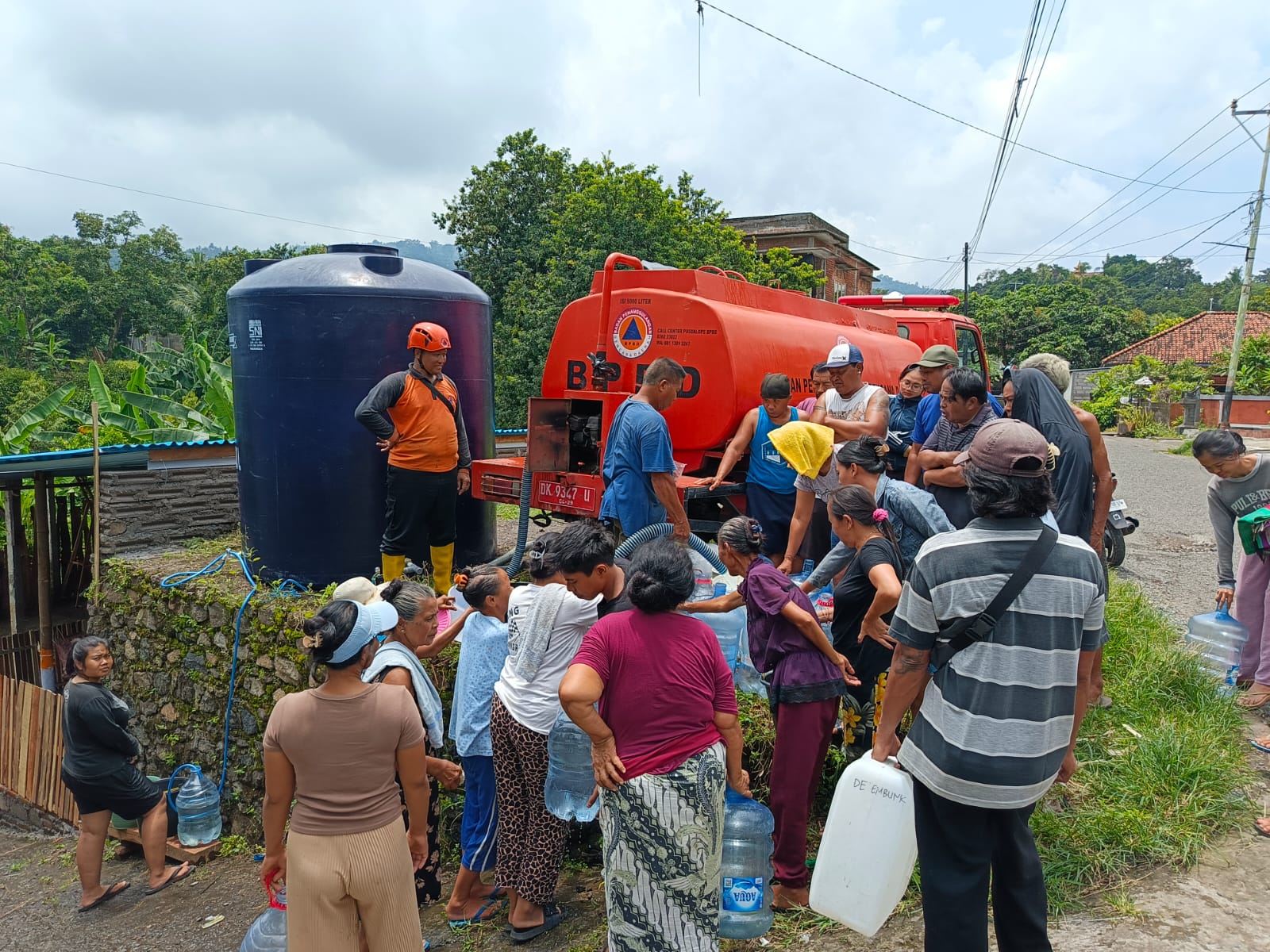 KRISIS AIR BERSIH: Warga di Desa Banjar Tegeha mengantre air bersih. Banjir bandang membuat pipa air bersih tersapu banjir, sehingga warga kesulitan air.