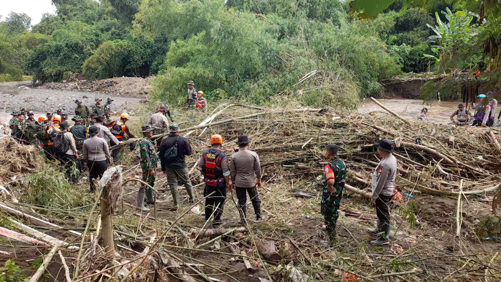 PENCARIAN: Tim SAR gabungan melakukan pencarian korban banjir bandang di aliran Tukad Mendaum. Akibat banjir di Desa Banjar, sebanyak 2 orang masih dinyatakan hilang.