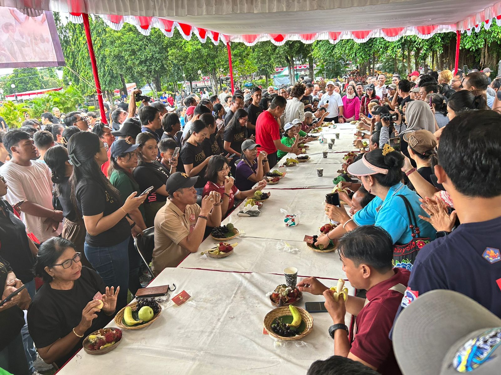 MAKAN BUAH: Suasana lomba makan buah serangkaian HUT ke-422 Kota Singaraja di Taman Kota Singaraja.