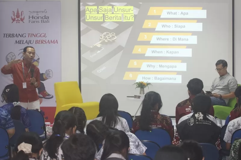 PELATIHAN: M. Ridwan (kiri) menyampaikan materi hard news kepada peserta pelatihan dan kompetisi jurnalistik Jawa Pos Radar Bali, Sabtu (7/3/2026).