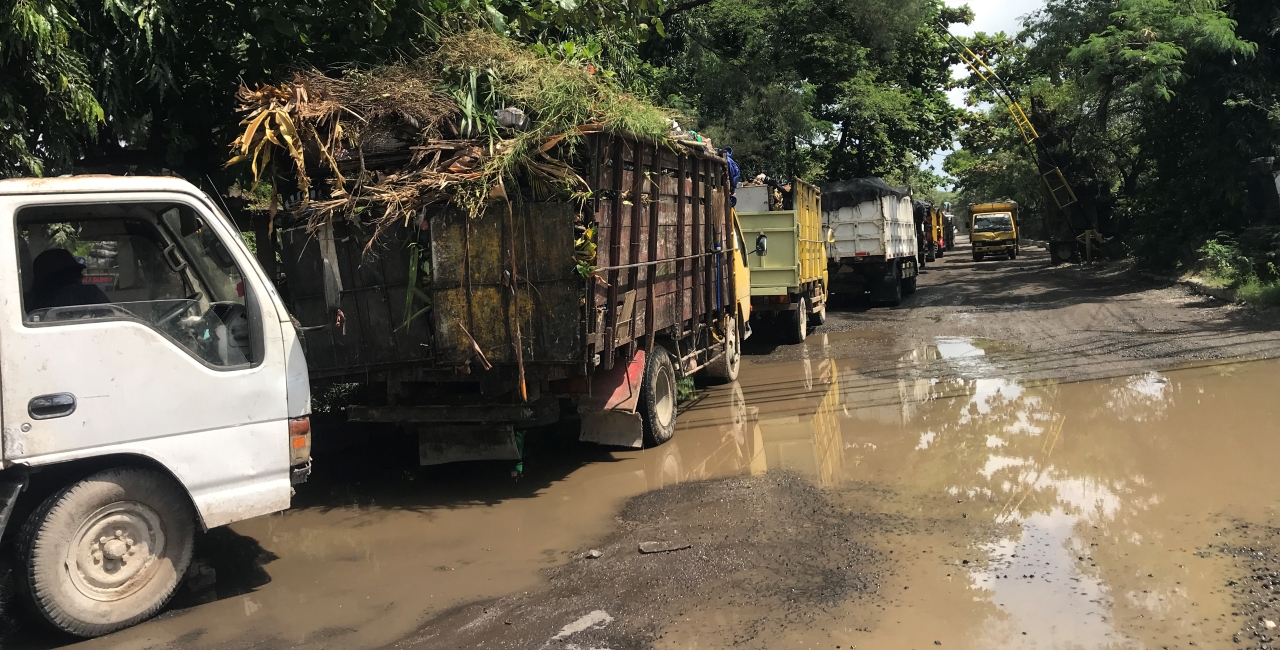 MENUNGGU GILIRAN: Antren truk menunggu giliran membuang sampah di TPA Suwung.