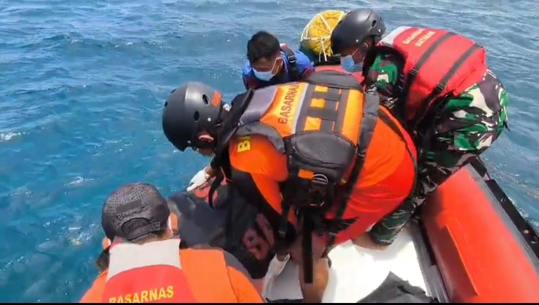 Personel tim SAR gabungan di Mataram, Lombok, melakukan evakuasi terhadap jenazah nelayan asal Bali yang ditemukan di perairan tersebut.