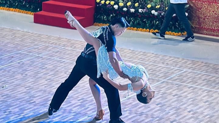 REBUT MEDALI: Pasangan dancesport Buleleng saat tampil dalam kejuaraan Walikota Denpasar Cup 2026 di Aula Universitas Hindu Indonesia (UNHI) Denpasar.