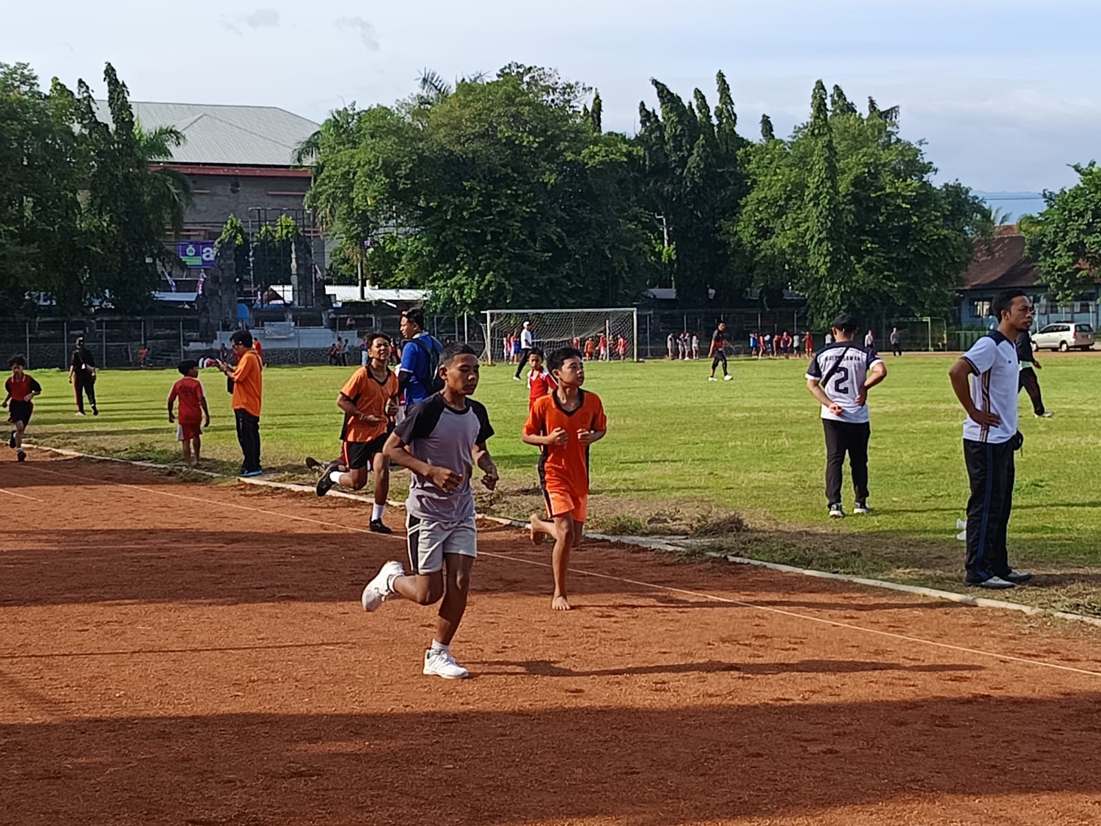 ATLETIK: Para pelajar di Kecamatan Sawan mengikuti lomba atletik dalam ajang Pekan Olahraga Pelajar (Porjar) Kecamatan Sawan.