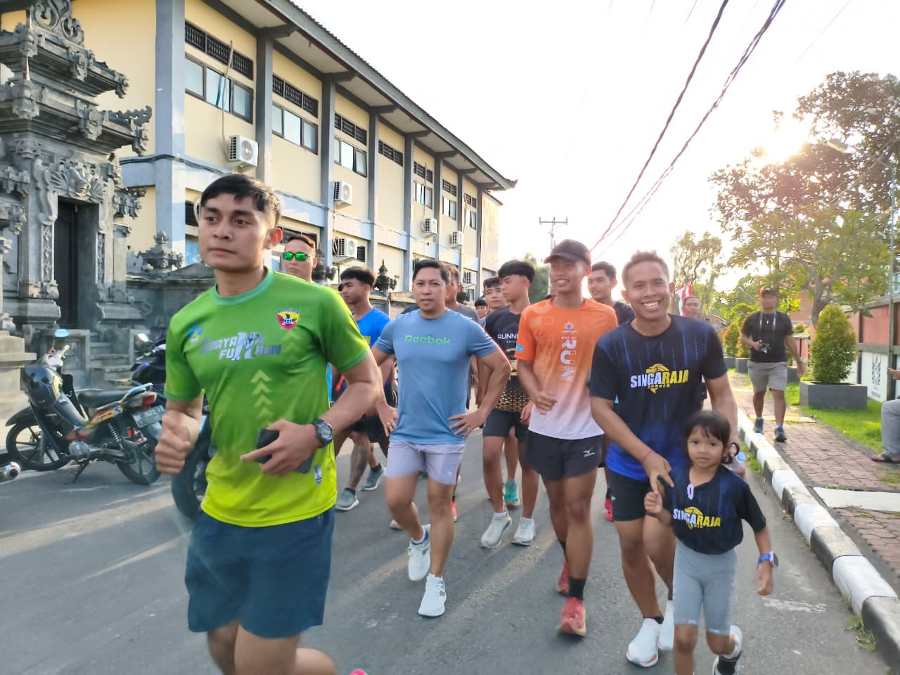 CHARITY RUN: Ajang charity run yang digelar komunitas Singaraja Runner sebagai bentuk kepedulian kepada korban banjir bandang di Desa Banjar.