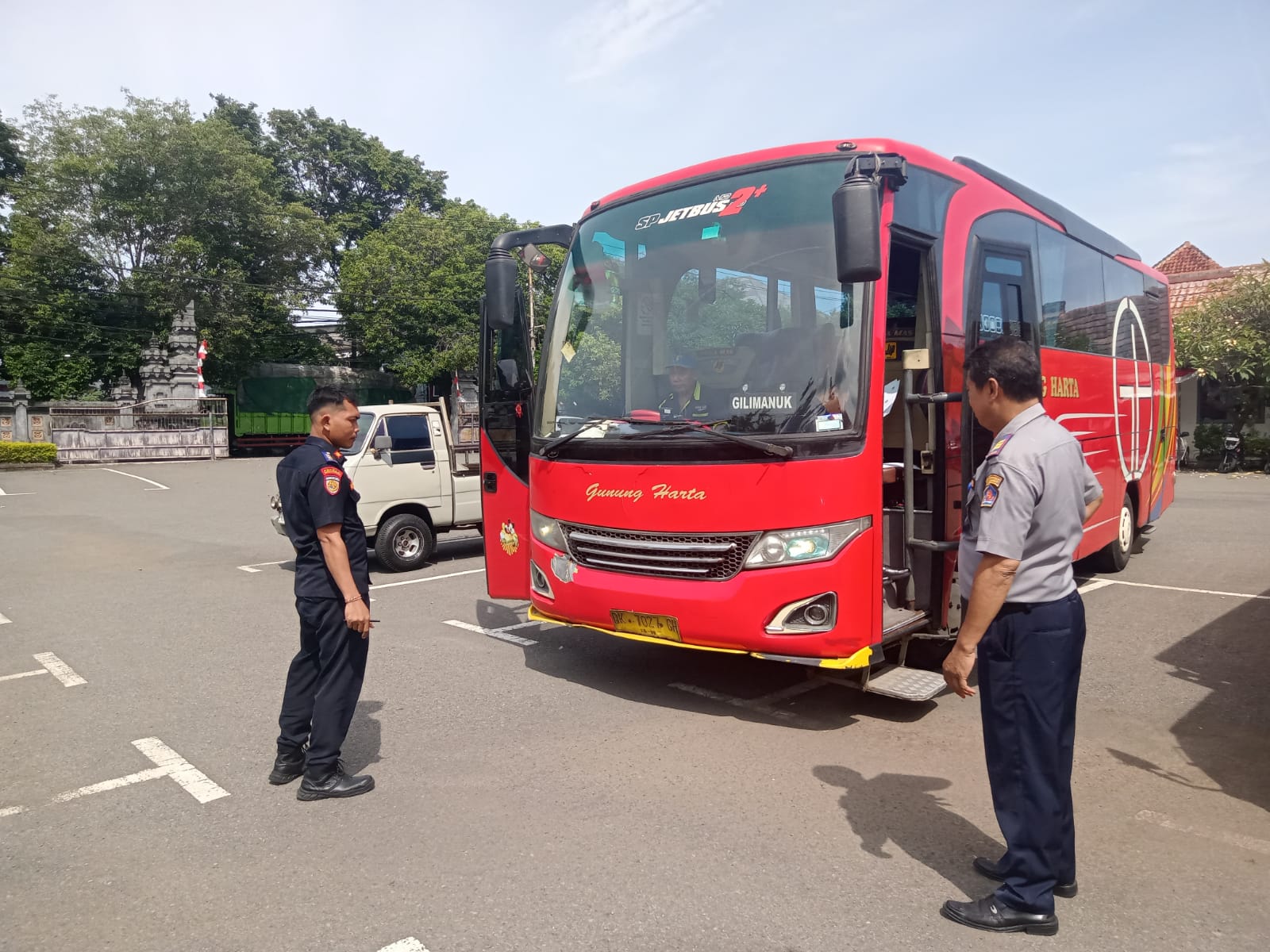 LAIK JALAN: Salah satu bus yang menjalani ramp check di Dinas Perhubungan Buleleng.