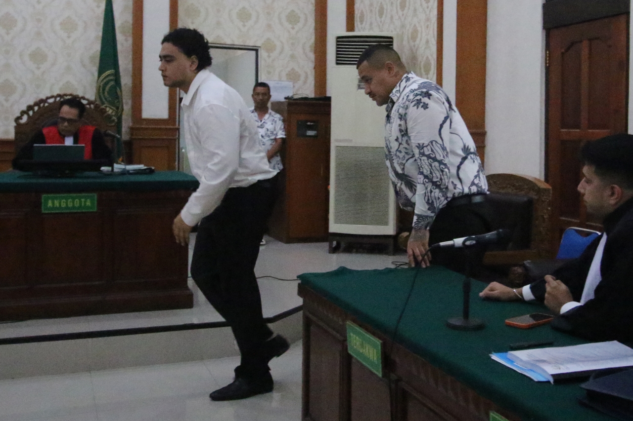 12 TAHUN PENJARA: Terdakwa Mevlut Coskun (kiri) dan Paea Imiddlemore Tupou (kanan) dalam persidangan di Pengadilan Negeri Denpasar. Gangster Australia ini mendapat hukuman 12 tahun penjara.