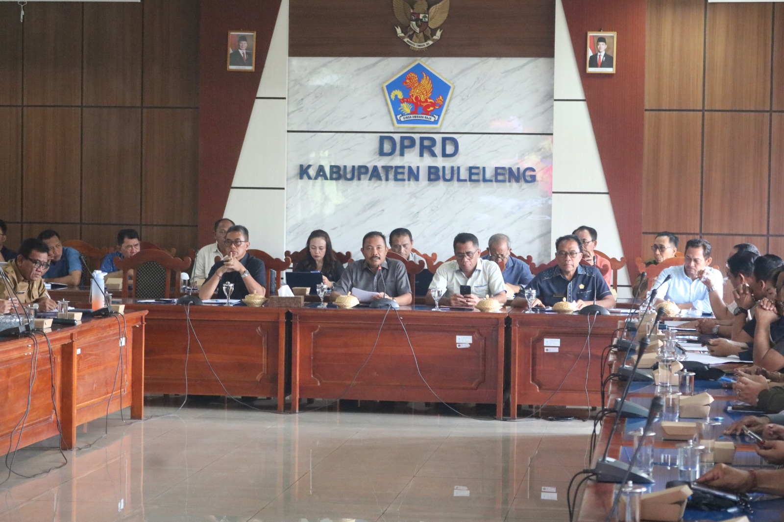 BAHAS RANPERDA: Suasana pembahasan draft Ranperda antara Pemkab Buleleng dengan DPRD Buleleng.