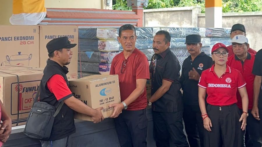 SALURKAN BANTUAN: PDI Perjuangan Buleleng menyalurkan bantuan kepada warga terdampak bencana alam di Desa Banjar.