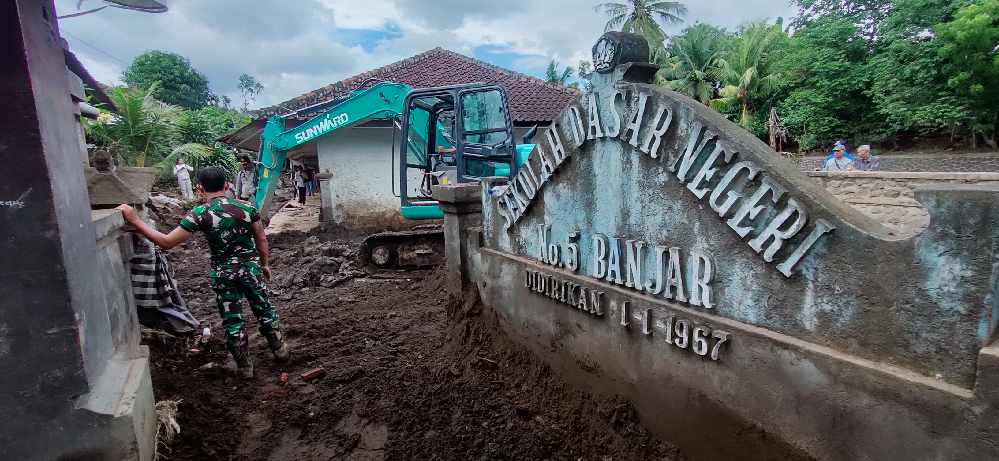 BANJIR BANDANG: Kondisi di SDN 5 Banjar yang terdampak banjir bandang. Disdikpora Buleleng tengah mengkaji opsi regrouping sekolah.