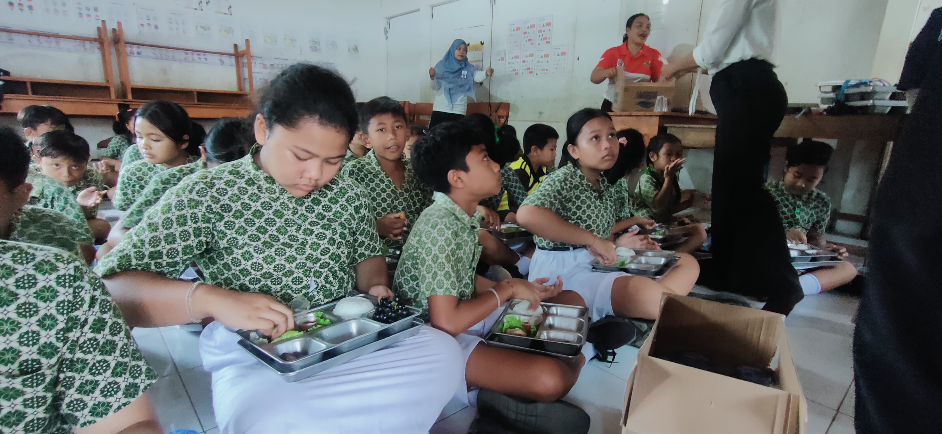 MAKAN BERSAMA: Siswa di SDN 5 Banjar saat makan bersama menyantap menu Makan Bergizi Gratis (MBG).