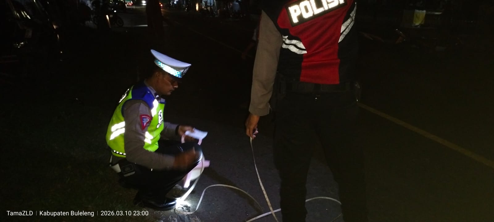 OLAH TKP: Aparat kepolisian di Polsek Gerokgak melakukan olah TKP kecelakaan lalu lintas di Jalan Raya Singaraja-Gilimanuk.