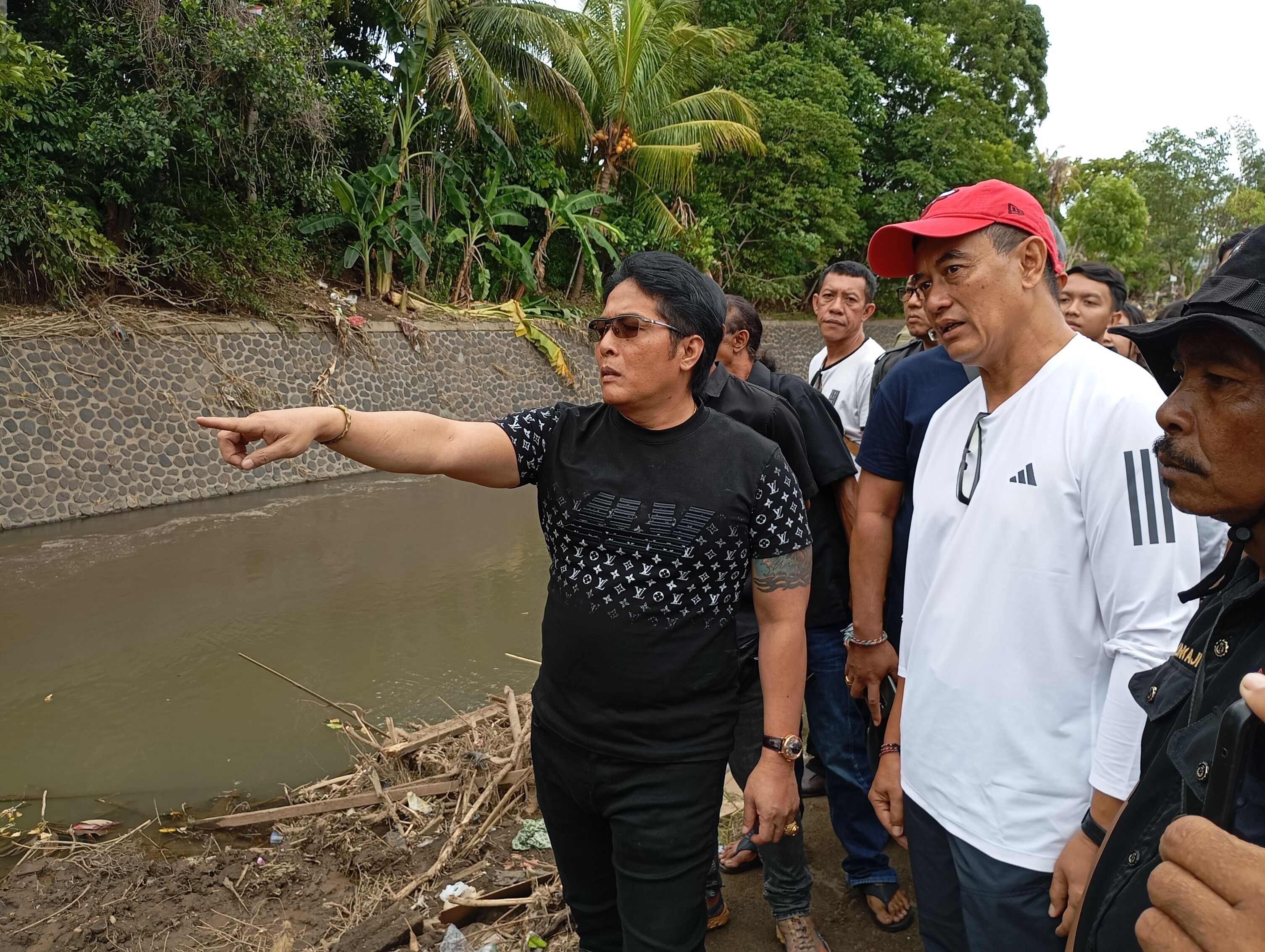 TINJAU BANJIR: Wakil Gubernur Bali, Nyoman Giri Prasta saat meninjau dampak banjir bandang di aliran sungai Tukad Mendaum, Buleleng.