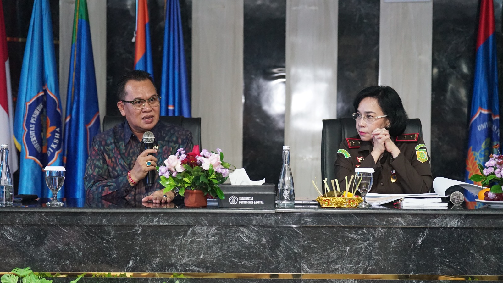 BICARA KUHP BARU: Rektor Undiksha, Prof. I Wayan Lasmawan (kiri) bersama Kepala Kejaksaan Tinggi (Kajati) Bali, Chatarina Muliana (kanan).