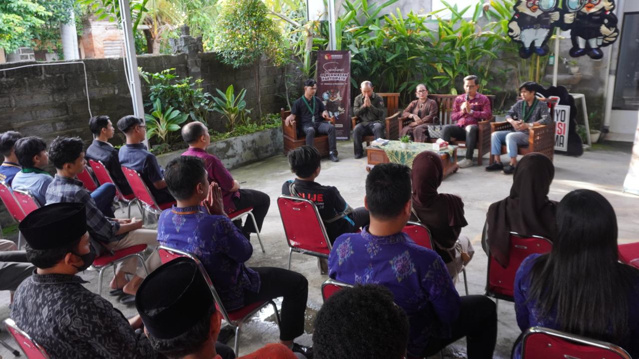 NGABUBURIT: Suasana ngabuburit pengawasan yang digelar di Bawaslu Buleleng dengan melibatkan HMI Cabang Singaraja.