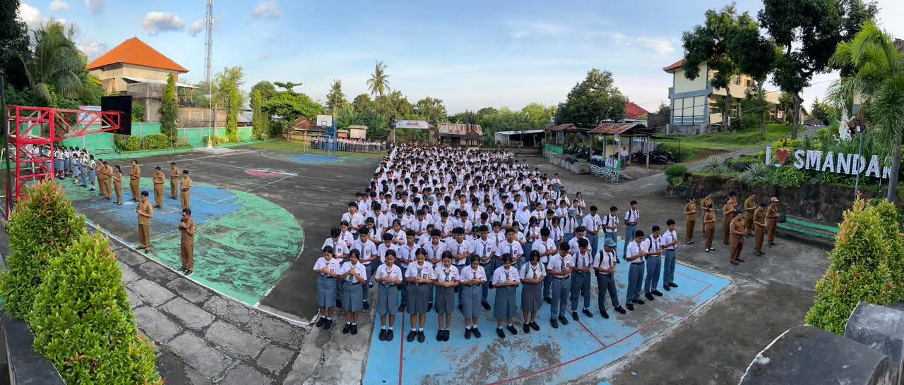 DOA BERSAMA: Siswa di SMAN 2 Banjar, Buleleng, melakukan doa bersama. Mereka mendoakan Putu Wini Lestari, salah satu siswa yang dinyatakan hilang akibat banjir bandang di Desa Banjar.
