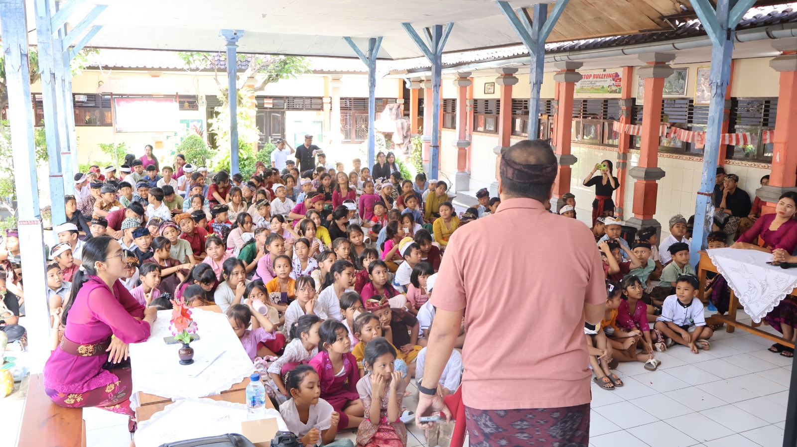 EDUKASI: Suasana edukasi hoaks terhadap siswa di SDN 4 Kaliuntu.