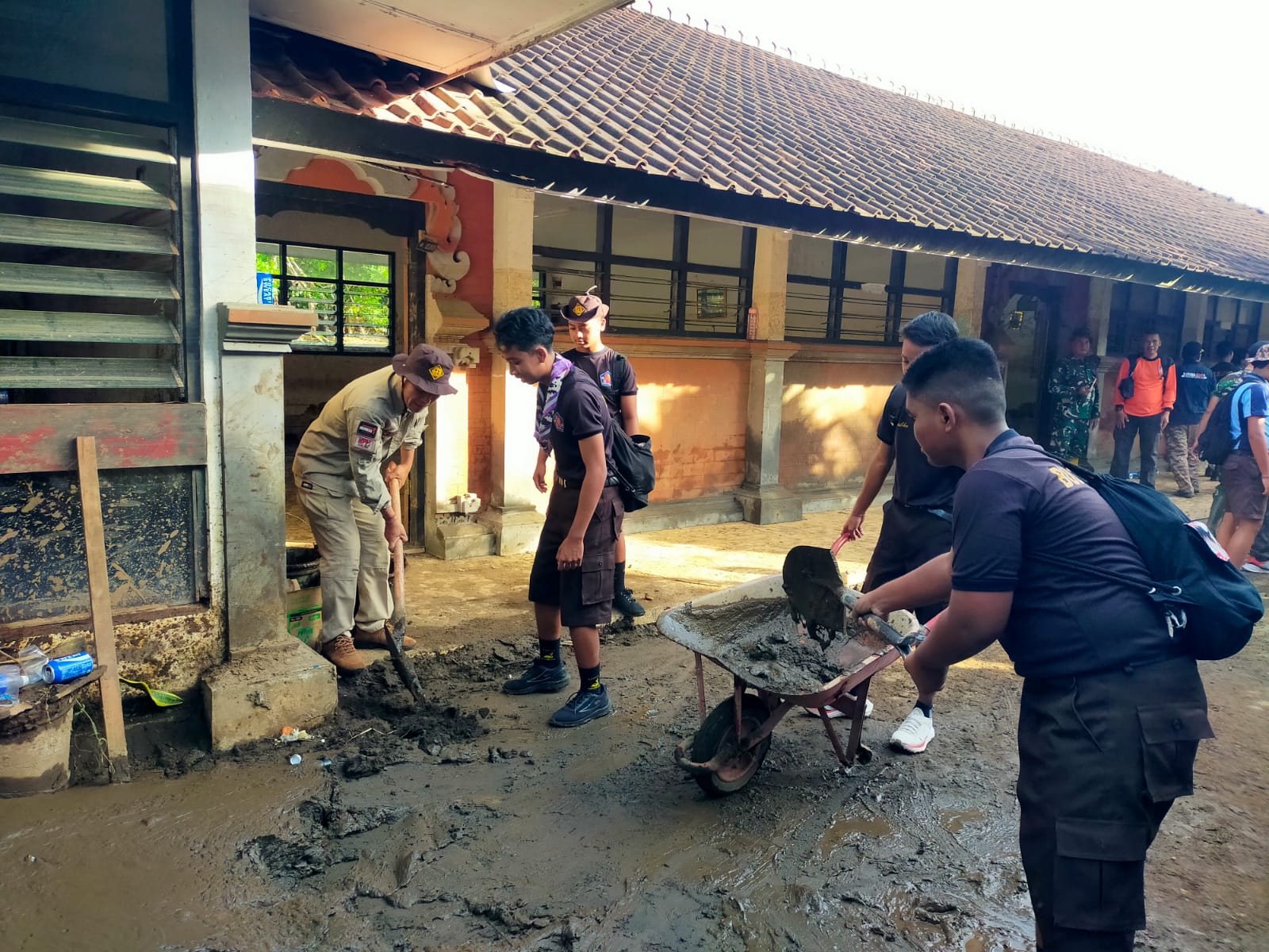 BERSIHKAN LUMPUR: Proses pembersihan lumpur di SDN 5 Banjar, imbas banjir bandang yang terjadi beberapa waktu lalu.