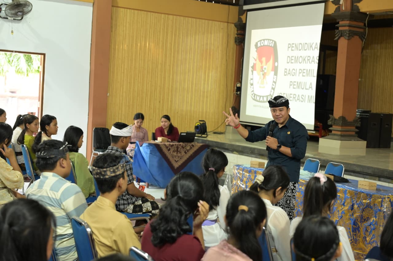 SOSIALISASI: Suasana pendidikan demokrasi yang menyasar siswa SMAN 3 Singaraja.